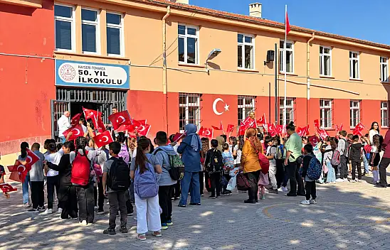 Tomarza'da ilk ders zili çaldı: Okullar yeniden şenlendi