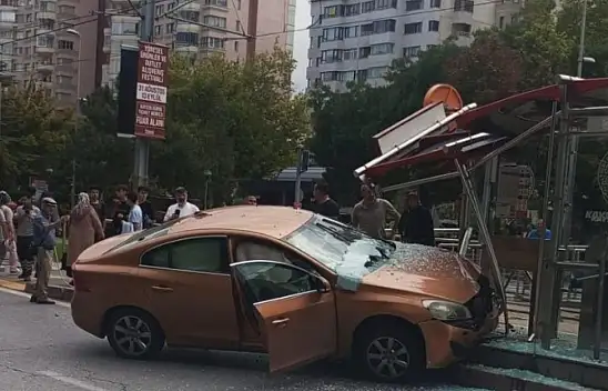 Tramvay beklerken ölümden döndüler