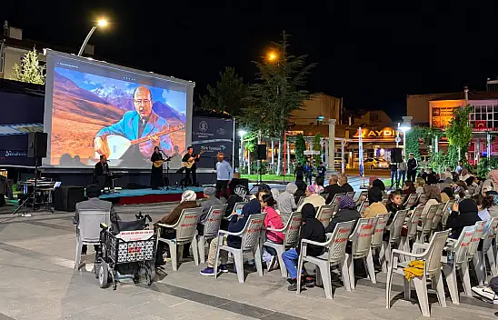 Türkülerle başladı, sinemayla devam etti! Tomarza'da renkli gece