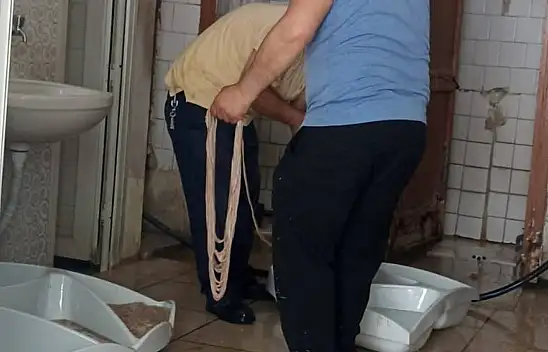 Şoke eden görüntüler: Umumi tuvalette bağırsak temizliği!