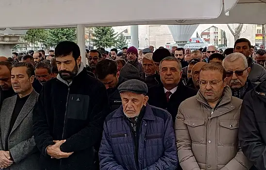 Ünlü sanatçının amcası son yolculuğuna uğurlandı!