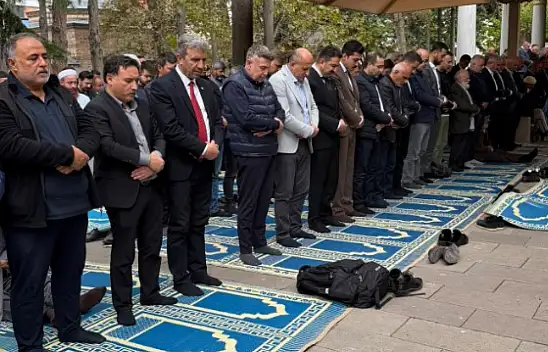 Vali Çiçek'in babaannesi son yolculuğuna uğurlandı