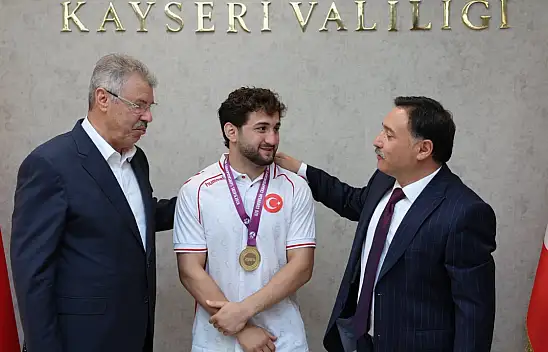 Vali Çiçek, milli sporcuyu makamında tebrik etti