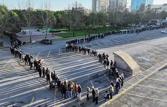 Vatandaşlar gece yarısı kuyruğa girdi! Bakın ne için