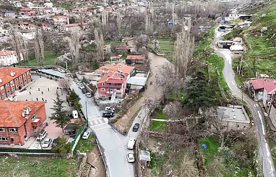 Baharın gelişiyle coşan su kanalları şehri renklendirdi