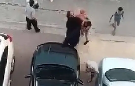 Yaşlı adam, tartıştığı çocuğu dövdü