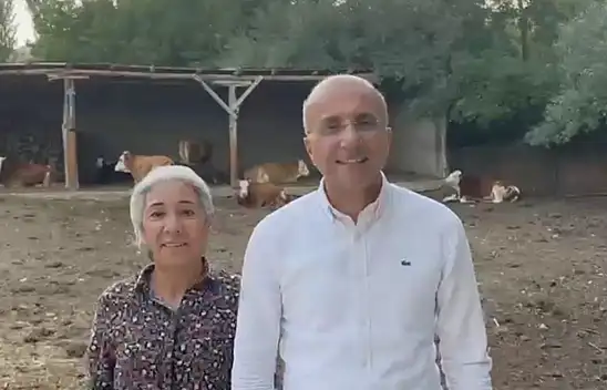 'Yem alamıyoruz' dedi, Aşkın Genç o üreticiyi ziyaret etti
