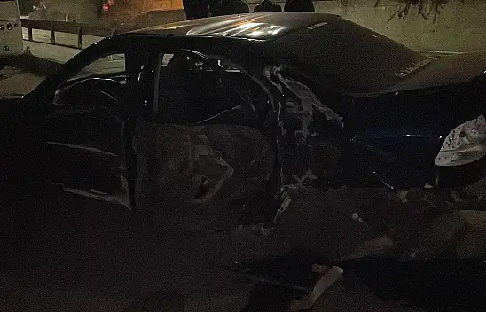 Yeni aldığı otomobille önce direğe, ardından bariyerlere çarptı! 3 yaralı