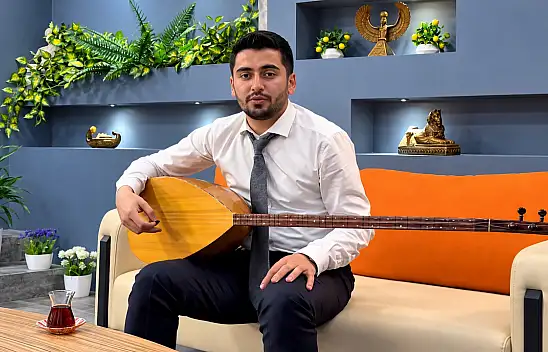 YENİ Parti İl Başkanı sazı eline aldı! Büyük üstadı böyle andı
