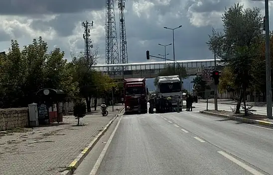 Yeşil ışık yandı, ortalık karıştı! Motosiklet sürücüsü araçların arasında kaldı