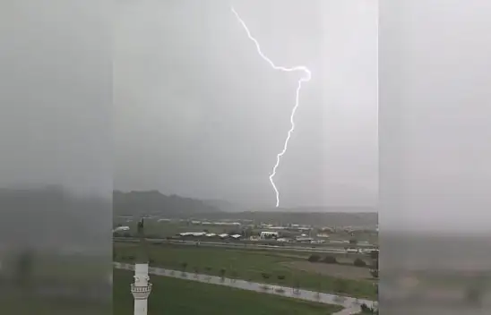 Yıldırımın düşme anı objektiflere yansıdı