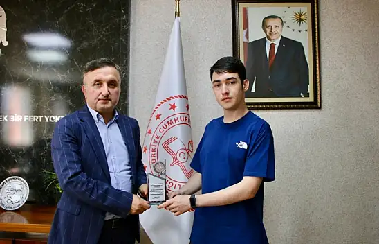 YKS'de Türkiye 6'ncısı olan Kayserili öğrenciye plaket