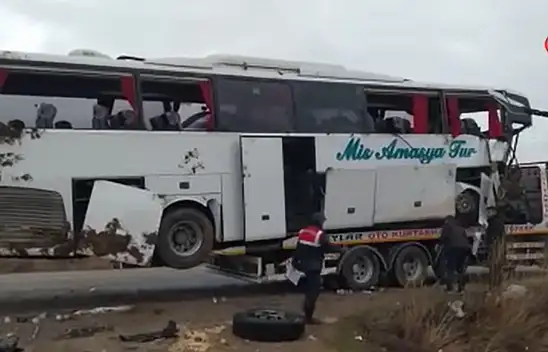 Otobüs devrildi: 4'ü ağır çok sayıda yaralı var