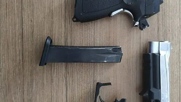 Araçtan ruhsatsız tabanca çıktı