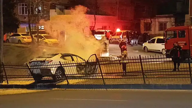 Alev alan araçla polisten kaçmaya çalıştılar
