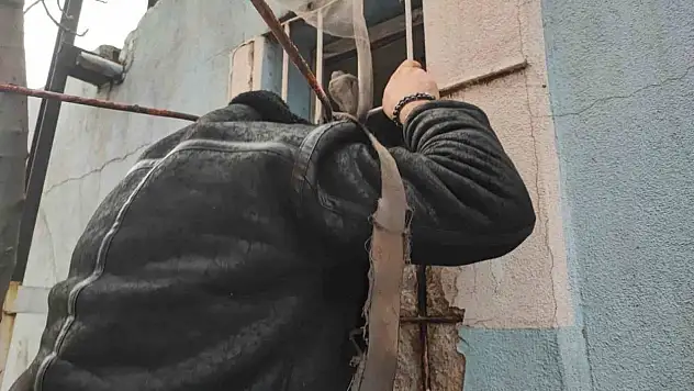 Film gibi hırsızlık: Küçük pencereden girip telefonları çaldı