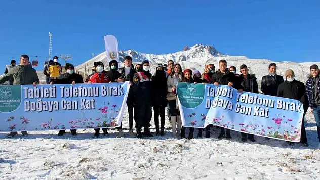 'Tableti telefonu bırak, doğaya can kat' dediler, fidan diktiler