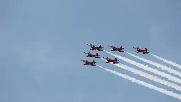 'Türk Yıldızları' Kayseri semalarında nefesleri kesti!