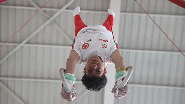 15 yaşında dünya ikincisi olan Kayseri sporcu zirveye göz kırpıyor