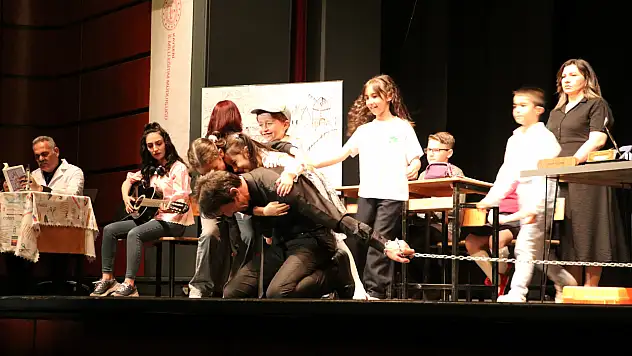 16 öğretmen çözümü tiyatrodan verdi!