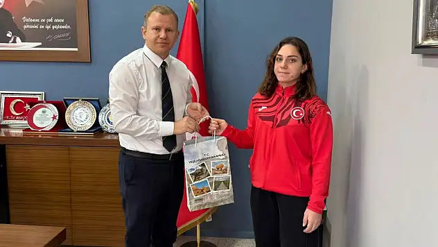 187 kiloyla Kayseri'yi gururlandıran Yağmur'a Kaymakam tebriği
