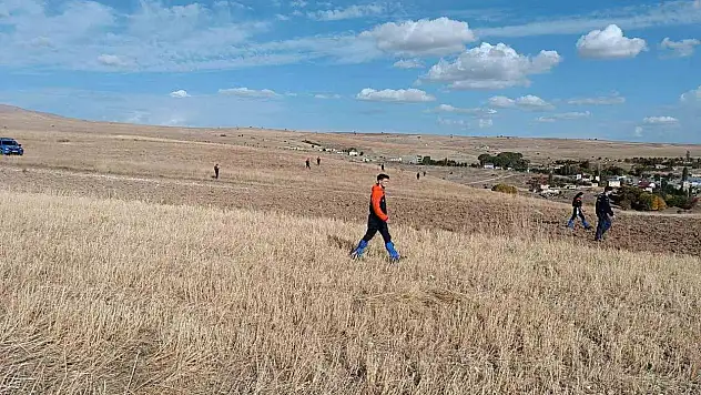 2 ay önce eşi ve oğlu öldürülmüştü, şimdi her yerde aranıyor