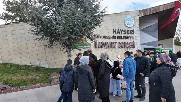 23 Nisan'da Kayserili vatandaşlar oraya akın etti