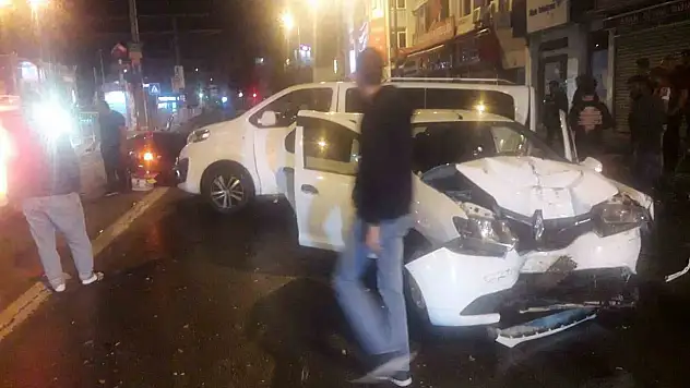 3 araç birbirine girdi...