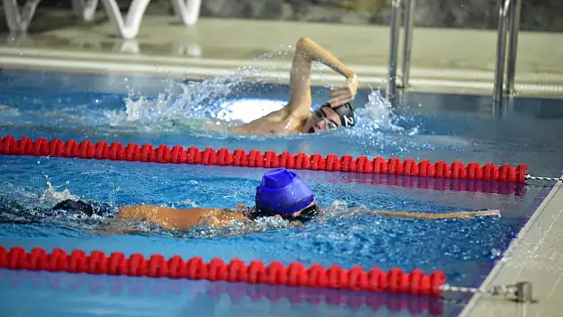 305 sporcu sağlık için kulaç atıyor
