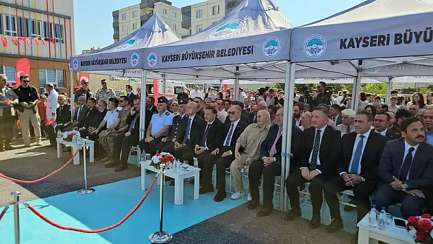 31 okul yaptırdı, açılışta öyle sözler söyledi ki: Kayseri'de eğitim yılı başladı!