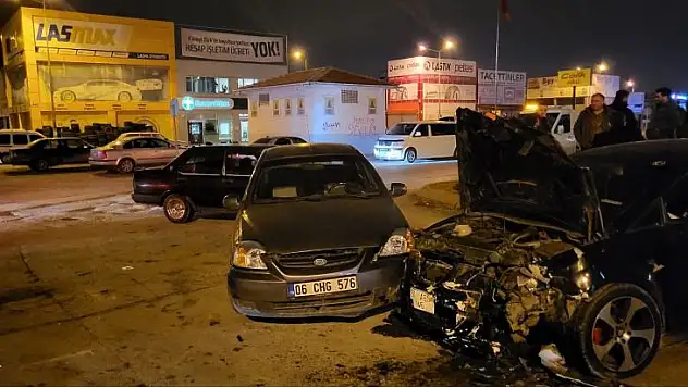 4 araç birbirine girdi: 1 yaralı