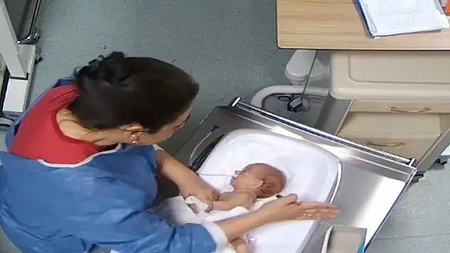 5 günlük bebeği engelli bırakan hemşire şiddeti kamerada!