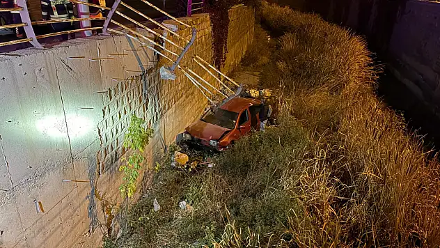 5 metrelik kanala uçtu, merdivenle tırmanıp çıktı