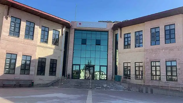 Dudaklarını çocuğa zorla öptüren kadının sosyal medya çılgınlığı hapiste son buldu!