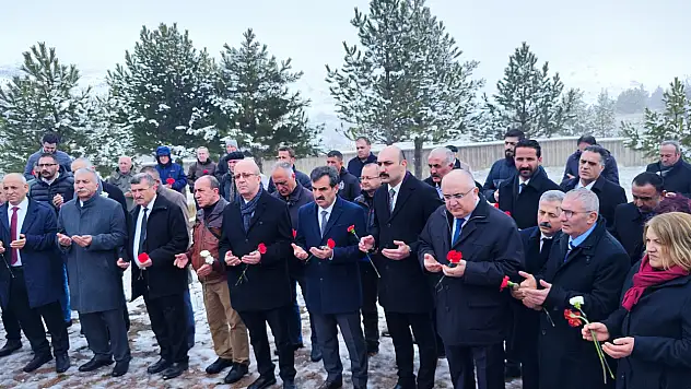 51 yıl önce hayata gözlerini yuman, dünyaca ünlü Halk Ozanı mezarı başında anıldı