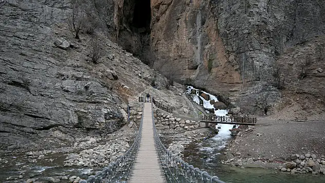 55 metrelik asma köprüyle şelalenin kalbine yolculuk