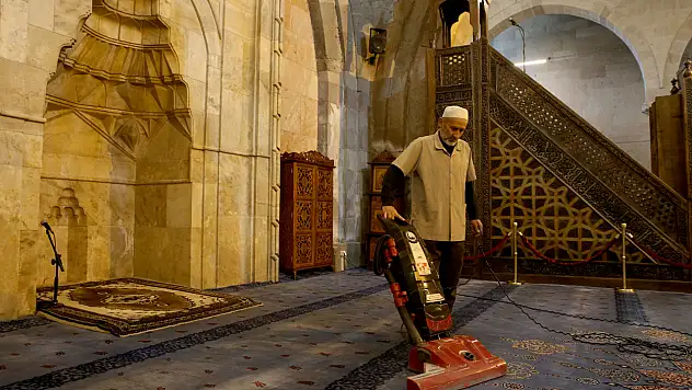 9 asırlık Ulu Cami'yi gönüllü temizliyor