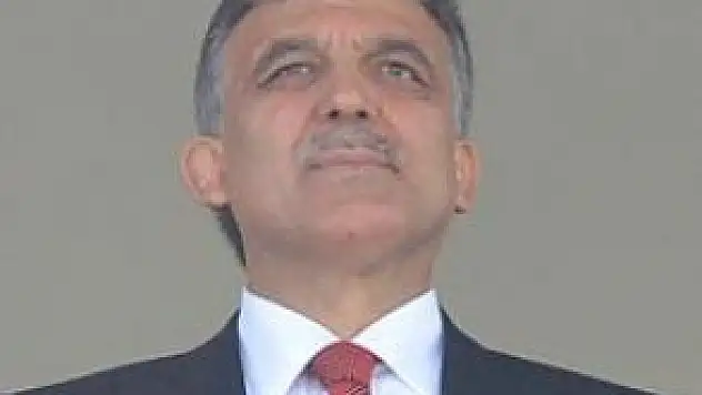 ABDULLAH GÜL SESSİZLİĞİNİ BOZDU: HEPSİNE ŞİMDİLİK BAKIYORUM