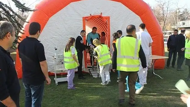Acıbadem'de afet çadırında yaralılıar tedaviye alındı