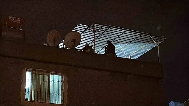 3 katlı binanın çatısında patlama!