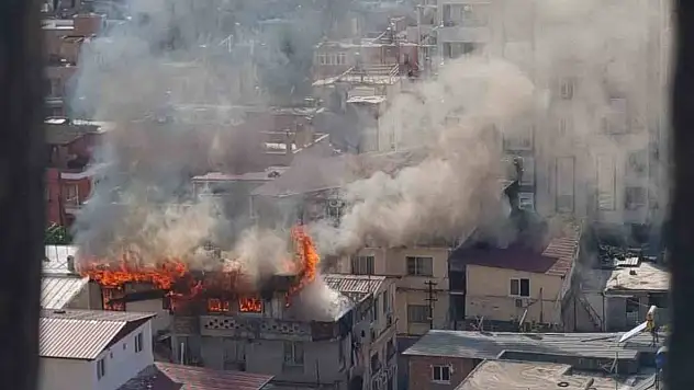 3 katlı ev yanarak kül oldu