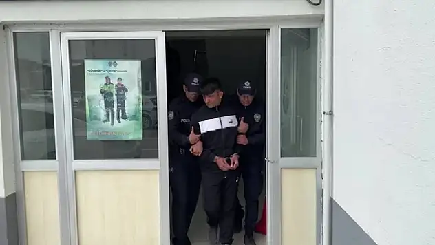 Adana'da, 21 yıllık hükümlü güpegündüz yakayı ele verdi