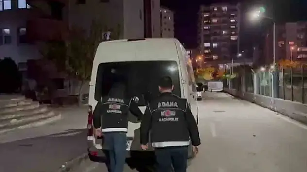 Panelvandan kaçak sigara fışkırdı