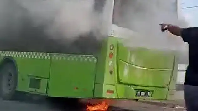 Belediye otobüsü cayır cayır yandı