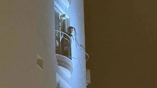 Panik anlar: Genç kendini ve evi yakmakla tehdit etti