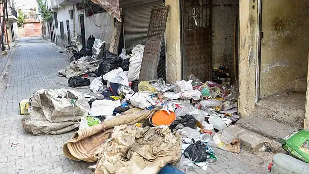 Evin içinden bir kamyon çöp çıkartıldı!