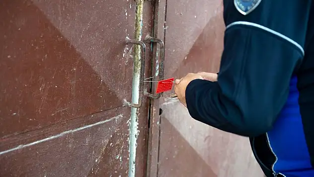 Depoda kokmuş 25 kasa tavuk ele geçirildi