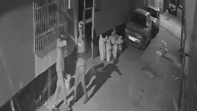 Adana'da evi kurşunlayan şüphelilerden biri yakalandı, diğeri firarda
