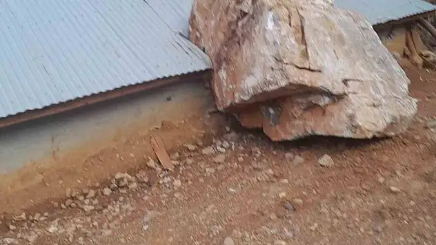Evin üzerine kaya düştü