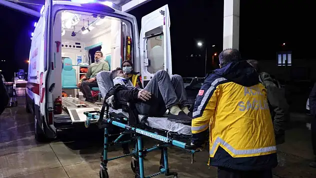 İşçileri taşıyan minibüs devrildi: 13 kişi...